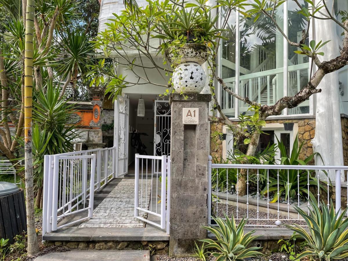 Villa Putih - Canggu beach house 150m Berawa beach Luaran gambar