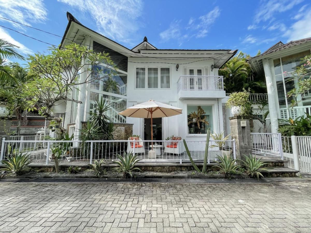 Villa Putih - Canggu beach house 150m Berawa beach Luaran gambar