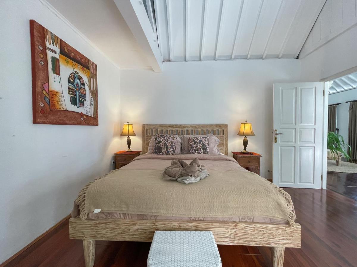 Villa Putih - Canggu beach house 150m Berawa beach Luaran gambar